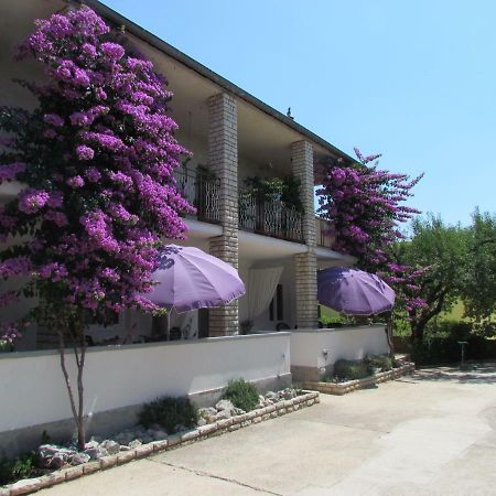 Apartments Pipi Pakostane Bagian luar foto