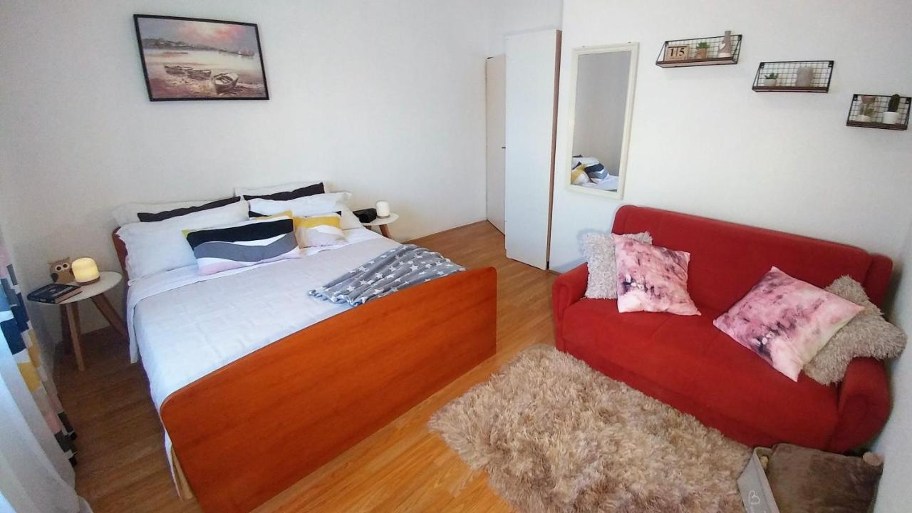 Apartments Pipi Pakostane Bagian luar foto