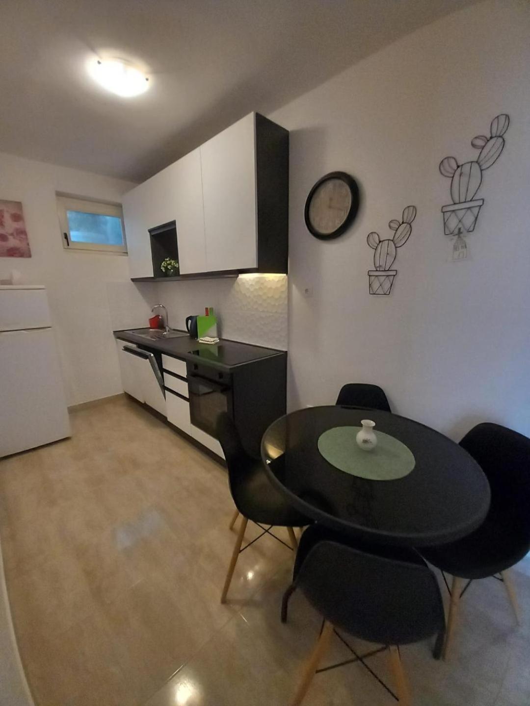 Apartments Pipi Pakostane Bagian luar foto