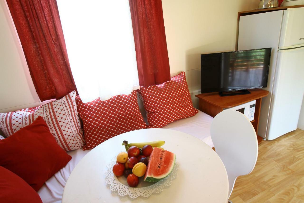 Apartments Pipi Pakostane Bagian luar foto